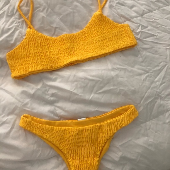 Yellow bikini - Picture 4 of 5
